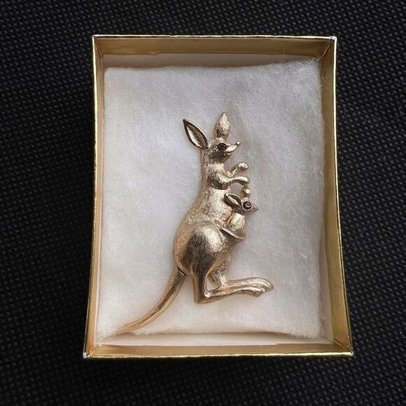 1975 VINTAGE AVON FASHION ACCENTS IN JEWELRY Kangaroo Gold-tone Pin 2.0 in - Picture 9 of 13